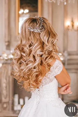 Свадебная прическа на длинные волосы с диадемой | Bride hairstyles for long  hair, Long hair styles, Hair styles