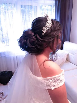 Прически с фатой: 115 фото нежных и красивых укладок для невесты с длинной  или короткой фатой. Подборка стильных свадебных причесок