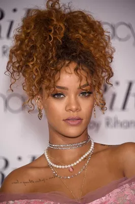 Rihanna looks absolutely stunning with a beautiful strand of Mikimoto  Pearls as she debuts a new per… | Rihanna hairstyles, Curly hair styles,  Curly girl hairstyles