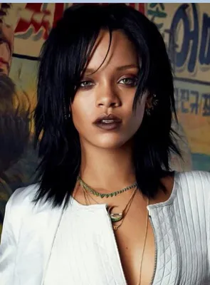 Stunning Beauty Looks from Rihanna at the 2013 Grammy Awards