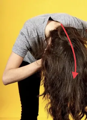 женщина расчесывает прямые натуральные волосы с гребнем. девушка  расчесывает длинные здоровые волосы с расческой. концепция красот Стоковое  Фото - изображение насчитывающей внимательность, девушка: 224055384