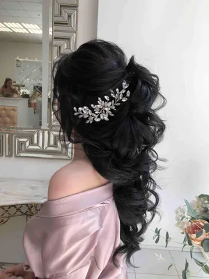 Объёмный низкий пучок из локонов на тёмных волосах с гребнем. Bridal  hairstyle with beautiful hair comb. | Идеи причесок, Темные волосы, Волосы