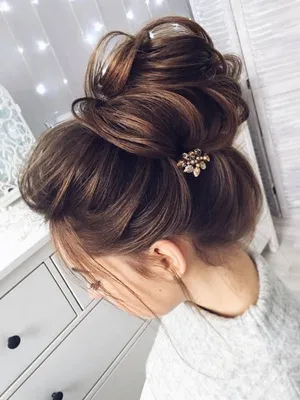 Прическа пучок 2018-2019 года, фото, идеи прически пучок на разную длину  волос | Long hair styles, Straight hairstyles, Medium length hair styles