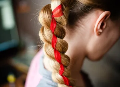 Прически с лентами в волосах для девочек - фото