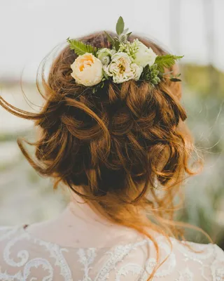 Веточка для прически с белыми и молочными цветами | Свадебные прически с  цветами, Элементы причесок, Свадебный гребень для волос