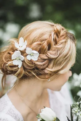 Свадебные причёски с живыми цветами: 5 трендовых идей