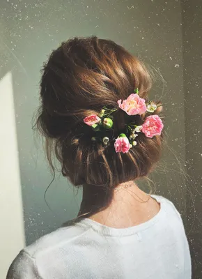 Низкий пучок цветы в волосах | Цветы в волосах, Цветочные прически,  Свадебные прически с цветами