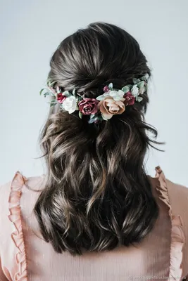 Прически с живыми цветами – свежесть и естественность волос