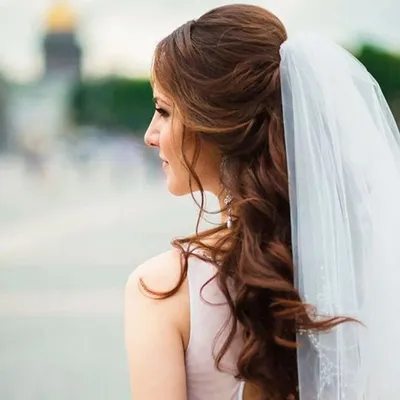 свадебные прически с челкой на длинные волосы | Короткие свадебные стрижки,  Укладка волос к свадьбе, Свадебные прически