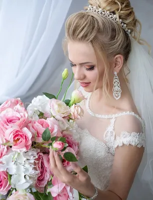 Свадебные прически на средние волосы с фатой | White lace wedding dress,  Wedding dresses lace, Wedding dresses