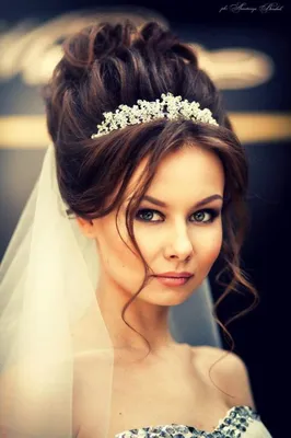 Свадебные прически с фатой — на длинные, средние или короткие волосы  невесты в 2024 году