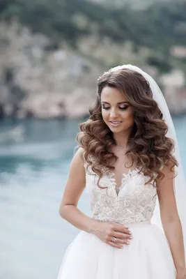 Свадебные прически на короткие волосы с фатой и диадемой: фото, изображения  и картинки