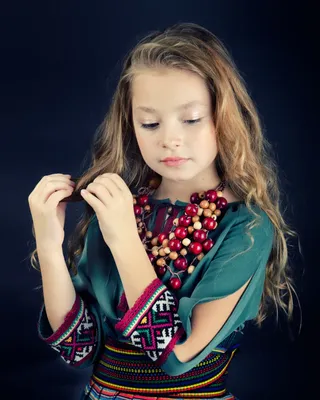 Прическа с элементами плетения в национальном стиле - YouTube