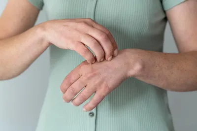 Мелкая сыпь между пальцами: причины, симптомы и лечение
