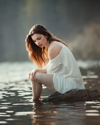 Красивая Девушка В Купальнике. На Пляже. Рядом С Водой Фотография,  картинки, изображения и сток-фотография без роялти. Image 70021823