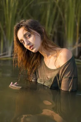 Мокрая девушка в воде с камышами эмоциональный портрет девушки в воде |  Премиум Фото