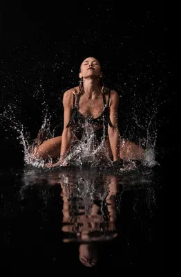 Сексуальная девушка плещется в воде | Премиум Фото