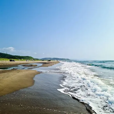 красивые женские ноги на пляже в чистой морской воде удивительный морской  пейзаж отдых на берегу моря яркий солнечный день концепция летних каникул  страсть к путешествиям концепция летних каникул Фото Фон И картинка