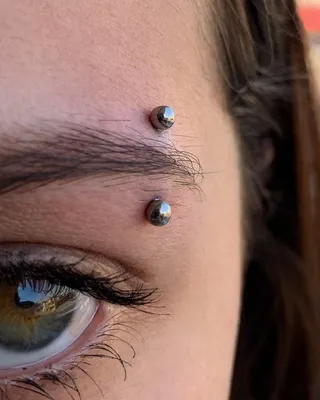 Таня Ретро - мастер пирсинга в Instagram: «Плоскостной пирсинг брови  (#surfacepiercing ) с использованием П-штанги из титана с топ… | Пирсинг  бровей, Пирсинг, Оникс