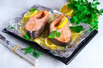 Красная рыба в фольге запеченная в духовке с лимоном рецепт фото пошагово и  видео - 1000.menu
