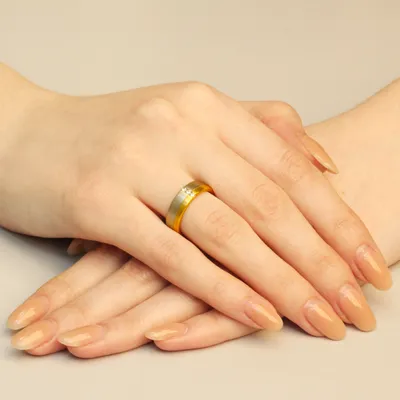 Классические обручальные кольца из комбинированного золота с бриллиантами