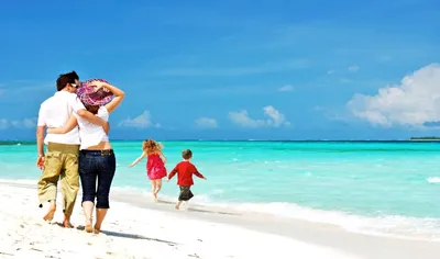 азии мать и две дочери прогулка на пляже. путешествие с семьей во время  отпуска. летнее время. Стоковое Фото - изображение насчитывающей  насладитесь, япония: 223641592
