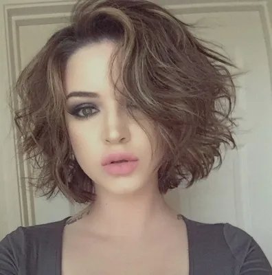 Картинки по запросу короткие стрижки для пышных волос | Short hair styles  for round faces, Haircuts for wavy hair, Messy bob hairstyles