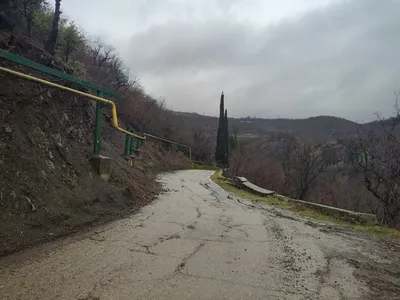 Крымские путешествия - Выходная ＃Алушта Рабочий уголок Море, солнце - что  еще нужно для счастья？ ＃Крым ＃Алушта ＃Crimea ＃crimeantravel ＃crimeanplaces  P.S. Море штормит, а за кадром много шашлыков ） | Facebook