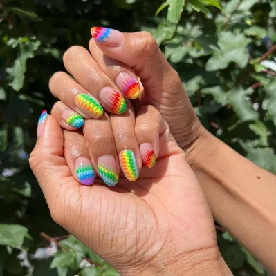 Embrace the Warmth with Radiant Summer Nails : Vibrant Rainbow Swirl