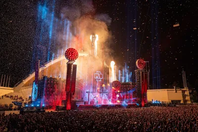 Музыканты Rammstein развернули украинский флаг на концерте в Швейцарии —  01.06.2022 — В мире, Шоу-бизнес на РЕН ТВ
