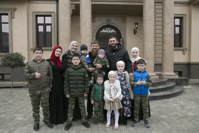 Файл:Памятное фото Р. А. Кадырова с семьей М. Х. Даудова..jpg — Википедия