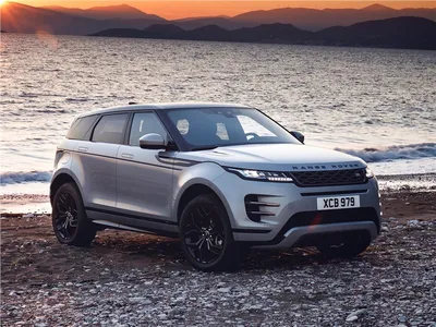 Обои на рабочий стол Range Rover Evoque белого цвета проезжает по  мелководной реке, обои для рабочего стола, скачать обои, обои бесплатно