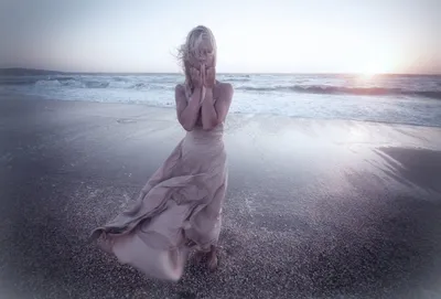 Девушка встречает рассвет на пляже Стоковое Фото - изображение  насчитывающей природа, силуэт: 92023872