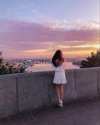 Девушка встречается с рассветом рано утром Прекрасный рассвет Стоковое Фото  - изображение насчитывающей напольно, романско: 159320504