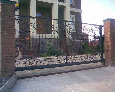 Распашные ворота коричневые с элементами ковки 3000x2100 — купить в Москве  по цене от 71511 руб. от производителя