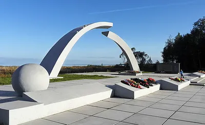 File:Монумент «Разорванное кольцо» на Дороге жизни 2H1A7970WI.jpg -  Wikimedia Commons