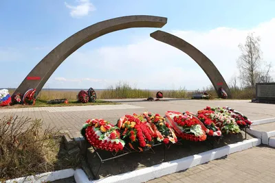 Глава Ленобласти опубликовал фото суперлуния над мемориалом «Разорванное  кольцо»