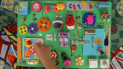 Бизиборд (развивающая доска) своими руками: варианты для мальчика и  девочки, как сделать, пошаговая инструкция и прочее + фо… | Развивающие  игрушки, Для детей, Дети