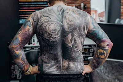 Это масштабные татуировки в стиле реализм. «Бумага»