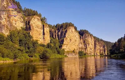 Большие Айские притёсы - пёстрые скалы на реке Ай