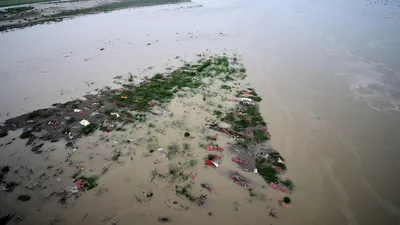 В священной индийской реке Ганг нашли 30 тел жертв коронавируса - KP.RU