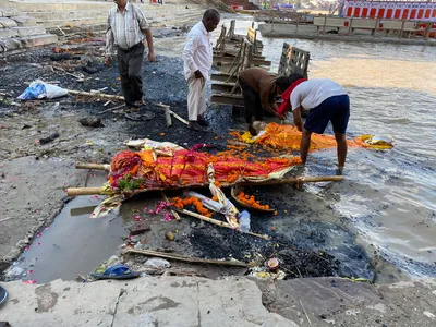 В Индии из реки Ганг выловили шесть тел умерших от COVID-19 - РИА Новости,  01.06.2021