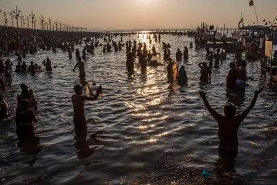 В Индии десятки тел вынесло на берег реки Ганг. Вероятно, это погибшие от  коронавируса