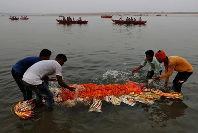Мусор и недоеденные трупы: как сегодня выглядит священная река Индии - фото  - новости туризма Индия | Путешествия Обозреватель 25 января