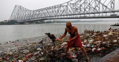 Ганг - самая грязная река в мире. А тут моются и пьют из нее