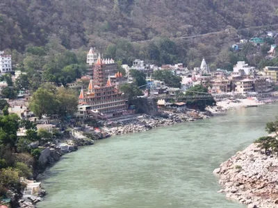 В священной реке Ганг в Индии обнаружили десятки тел людей, которые могли  умереть от COVID-19