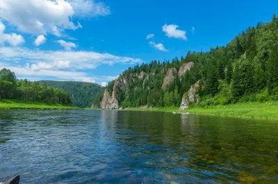 Пейзаж Сибири Река Кия Горные Берега И Зеленые Леса В Кемеровской Области  Дневной Пейзаж С Голубым Небом И Облаками — стоковые фотографии и другие  картинки Без людей - iStock