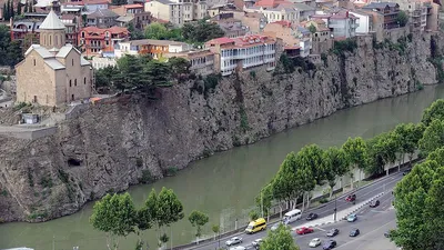 Храм Метехи возвышается на гребне скалы у реки Кура в Тбилиси