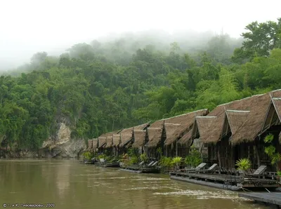 Раннее утро на реке квай в таиланде с деревянным плотом, туристическая  концепция путешествия на открытом воздухе | Премиум Фото