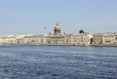Бесплатные экскурсии по Петербургу и Москве - Река Нева — это главная  водная магистраль Петербурга. Длина её в черте города — более 30  километров. Нева вытекает из Ладожского озера и впадает несколькими